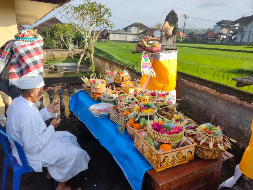 Piodalan di Kantor Perbekel Sanda